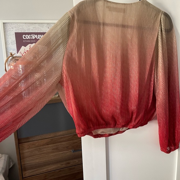 ASTR the Label OMBRE PLEATED SURPLICE TOP - Picture 2 of 8